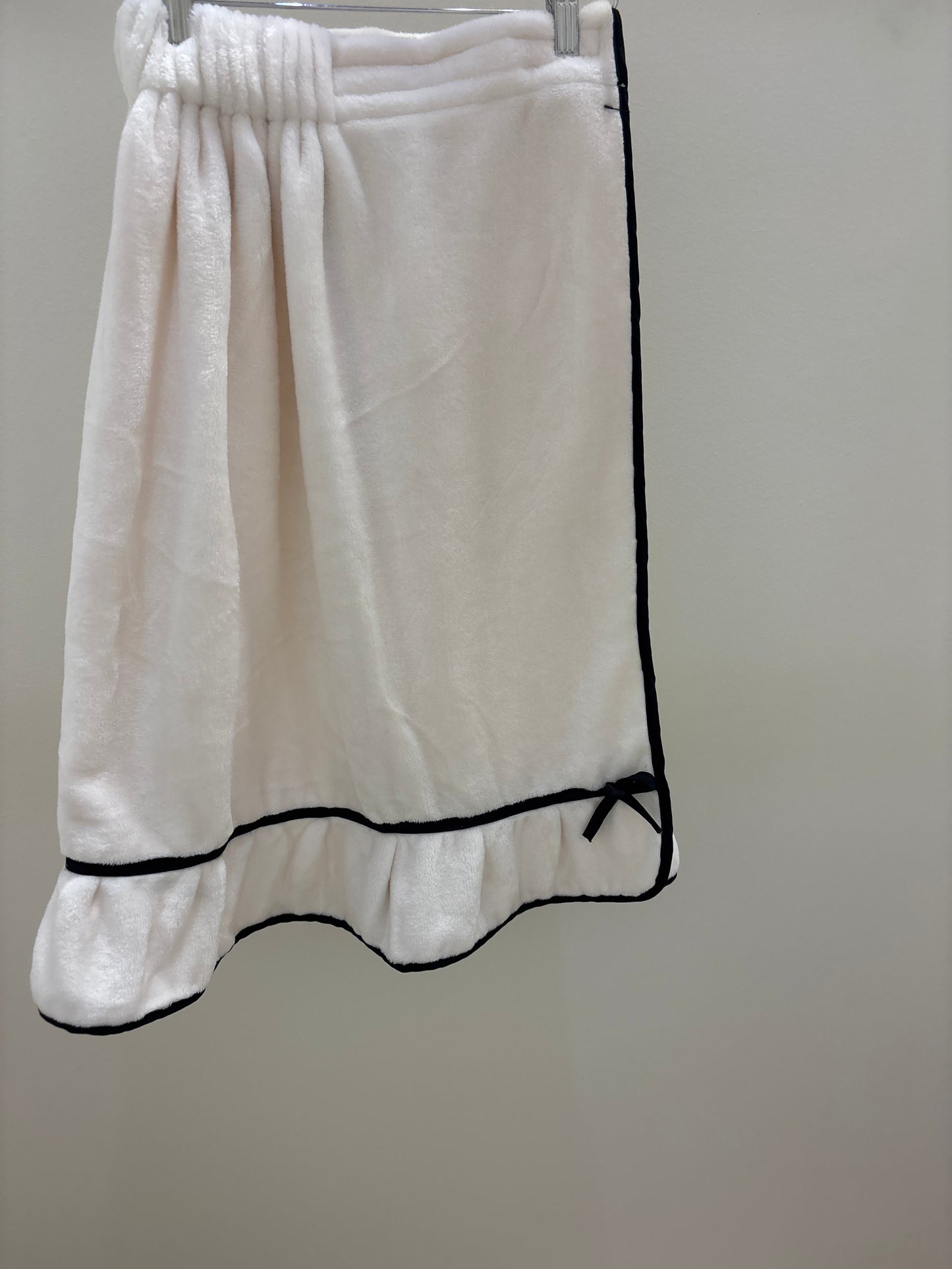 Bella Luxe Black & White Spa Towel Wrap – Adjustable Luxury Bath Wrap
