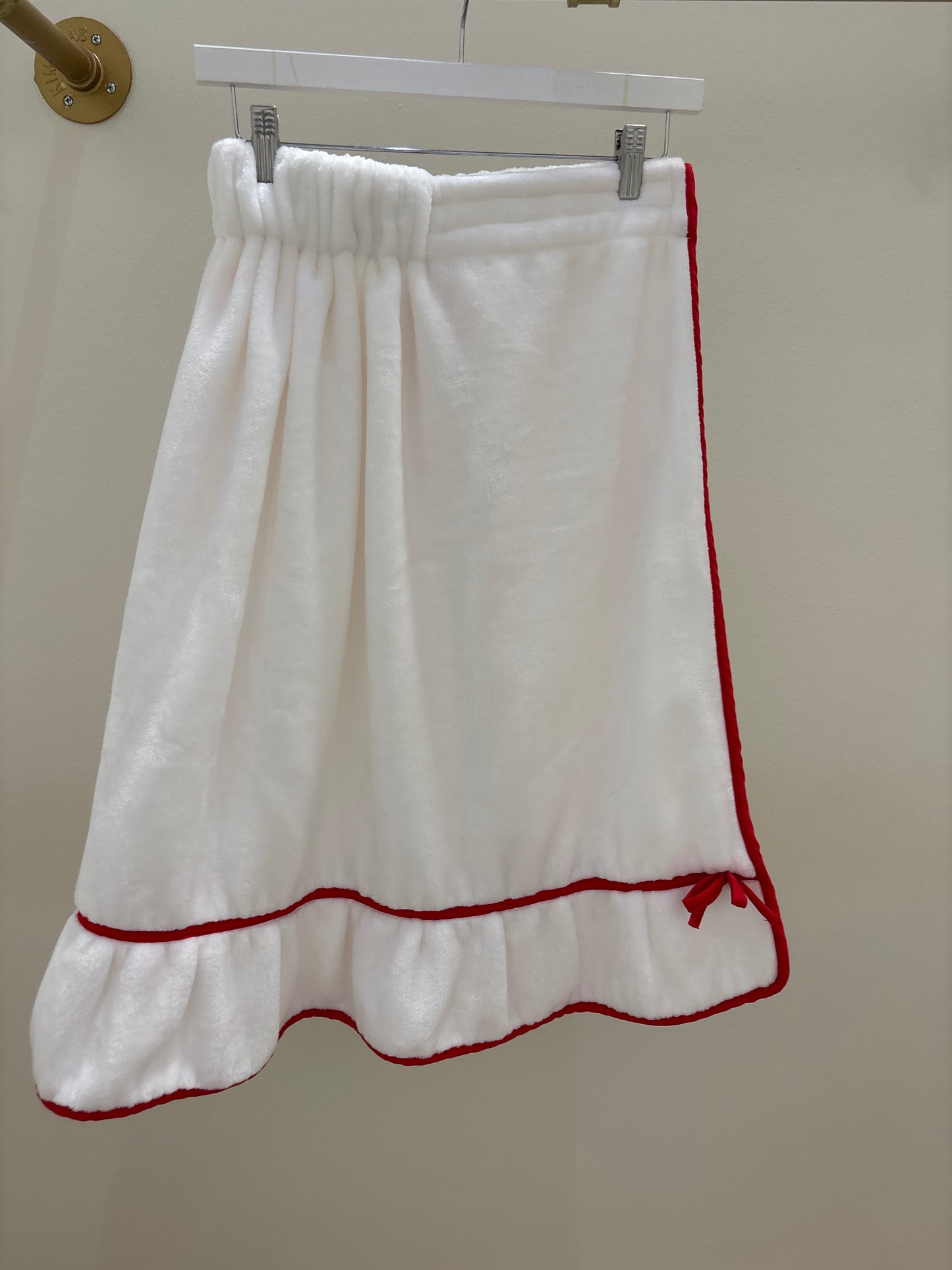 Bella Luxe Red & White Spa Towel Wrap – Adjustable Luxury Bath Wrap