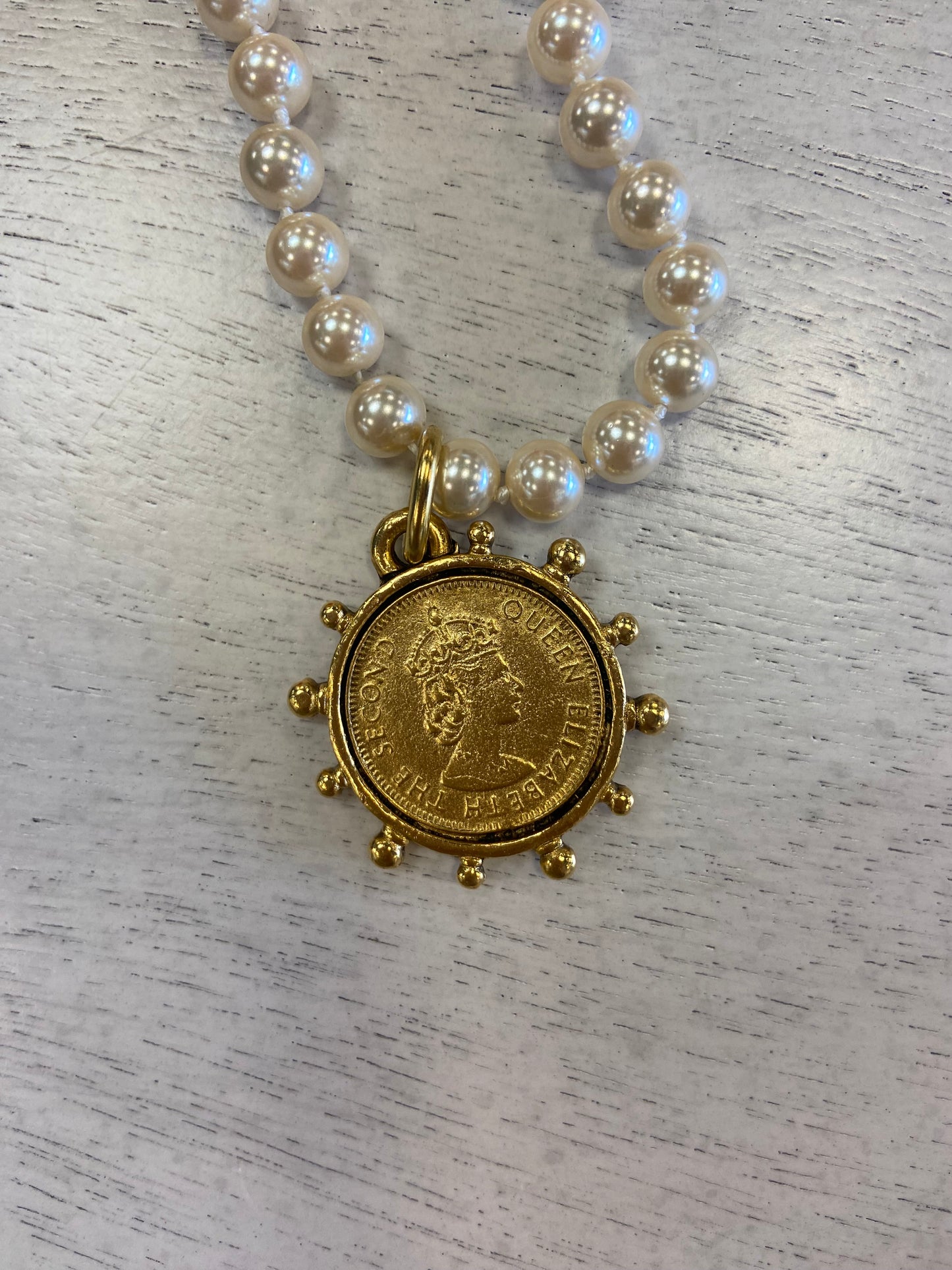 YOCHI Queen Elizabeth Gold Coin Pearl Necklace