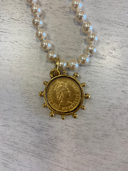 YOCHI Queen Elizabeth Gold Coin Pearl Necklace